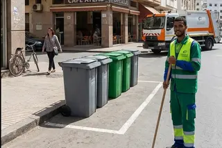 Agent de propreté devant les bacs alignés et la benne, en fin de tournée